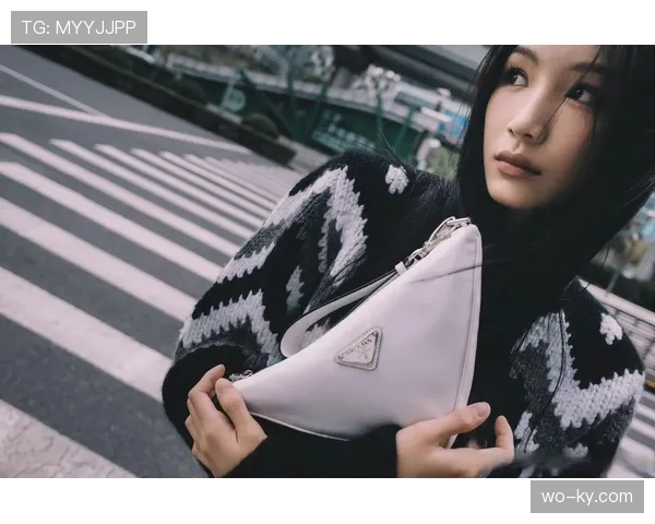 张楠穿运动鞋配西装就像明星随时开秀，那身价到底是裤兜里藏着黄金？