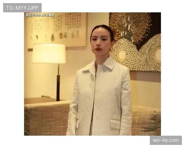 李梦今天买的那包限定香水，感觉她生活档次瞬间拉满了，普通人根本想象不到
